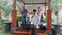 Pj Wali Kota Malang menyanyikan beberapa lagu pada acara open house. (afi) - Ingin Berkumpul Masyarakat, Pj Wali Kota Malang Open House untuk Umum