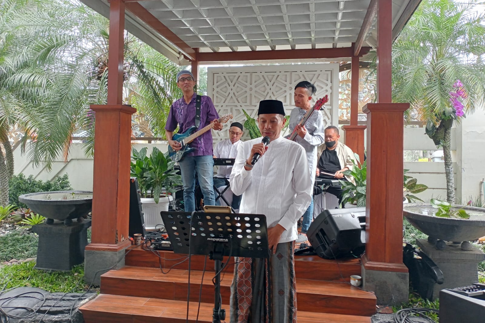 Pj Wali Kota Malang menyanyikan beberapa lagu pada acara open house. (afi) - Ingin Berkumpul Masyarakat, Pj Wali Kota Malang Open House untuk Umum