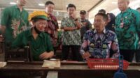 Pj Wali Kota Malang saat berdialog dengan karyawan pabrik rokok Grendel. (mg1) - Pj Wali Kota Malang Tinjau Pabrik Rokok Grendel, Pastikan THR Karyawan Aman