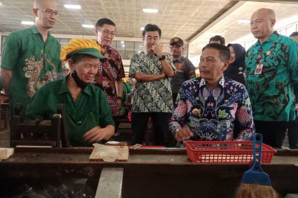 Pj Wali Kota Malang saat berdialog dengan karyawan pabrik rokok Grendel. (mg1) - Pj Wali Kota Malang Tinjau Pabrik Rokok Grendel, Pastikan THR Karyawan Aman