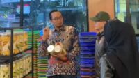 Pj. Wali Kota Batu (bertopi) saat meninjau sejumlah destinasi wisata di Kota Batu, salah satunya Pusat Oleh-oleh. (Seru.co.id/dik) - Pemkot Batu Catat Kunjungan Wisatawan Libur Lebaran ke Kota Batu Capai 120 Ribu