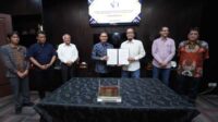 Pj. Wali Kota Batu menerima dokumen penyerahan PSU dari tiga pengembang di Kota Batu. (ist) - Tiga Pengembang di Kota Batu Serahkan PSU Senilai Rp 980 Miliar