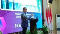 Pj. Wali Kota Batu saat memberi pesan dan bekal kepada PPPK Pemkot Batu yang baru dilantik. (ist) - Pj Wali Kota Batu Resmi Lantik Pegawai Pemerintah dengan Perjanjian Kerja (PPPK)
