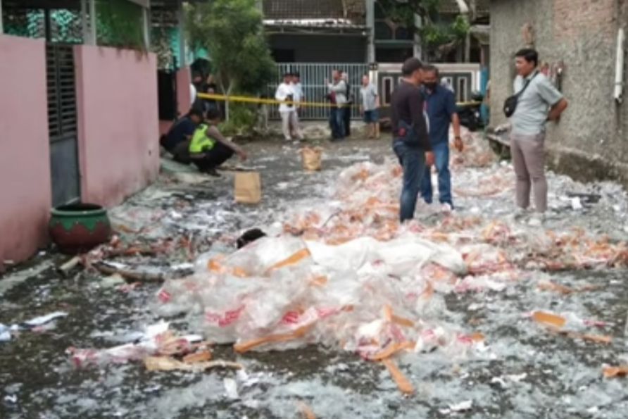 Polisi amankan balon berisi petasan pada area ledakan di Magelang. (ist) - Balon Udara Meledak, Genteng Rumah dan Mobil Warga Magelang Rusak