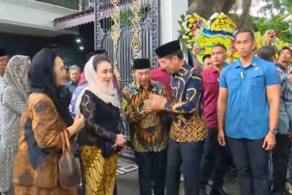 Presiden Jokowi menghadiri pemakaman Mooryati Soedibyo. (ist) - Mooryati Soedibyo Tutup Usia 96 Tahun, Presiden Jokowi Hadiri Pemakaman