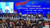 Presiden RI Joko Widodo serahkan 10.323 sertifikat elektronik tanah bagi masyarakat Jawa Timur di Banyuwangi. (penrem083) - Korem 083/Bdj Sukseskan Kunker Presiden RI Joko Widodo Serahkan 10.323 Sertifikat Tanah di Banyuwangi