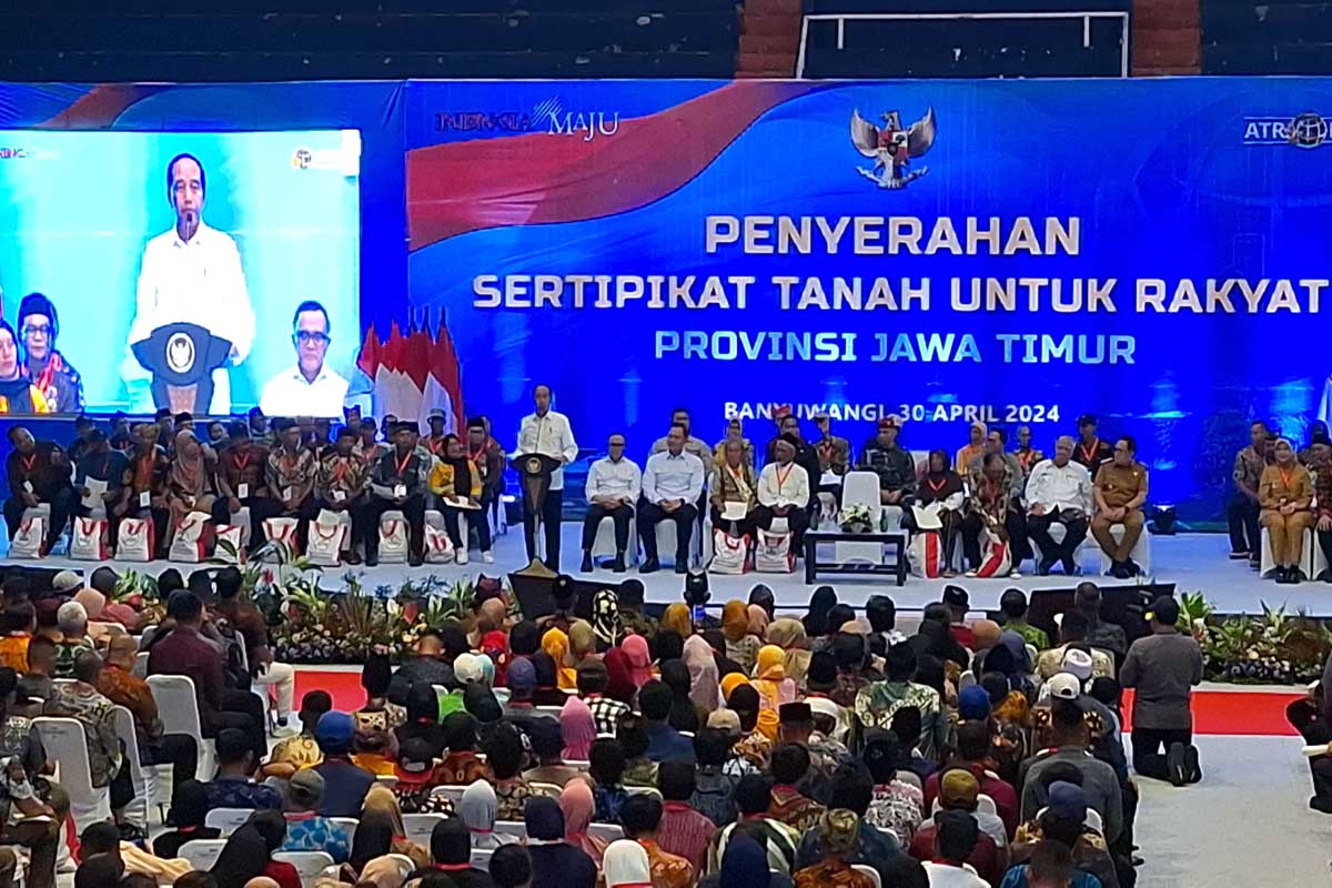 Presiden RI Joko Widodo serahkan 10.323 sertifikat elektronik tanah bagi masyarakat Jawa Timur di Banyuwangi. (penrem083) - Korem 083/Bdj Sukseskan Kunker Presiden RI Joko Widodo Serahkan 10.323 Sertifikat Tanah di Banyuwangi