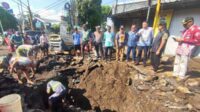Proses penggalian pipa bocor mencapai kedalaman 2-3 meter. (rhd) - Pj Wali Kota Malang: Usia Pipa dan Kendaraan Bertonase Berat Penyebab Kebocoran di Ranugrati