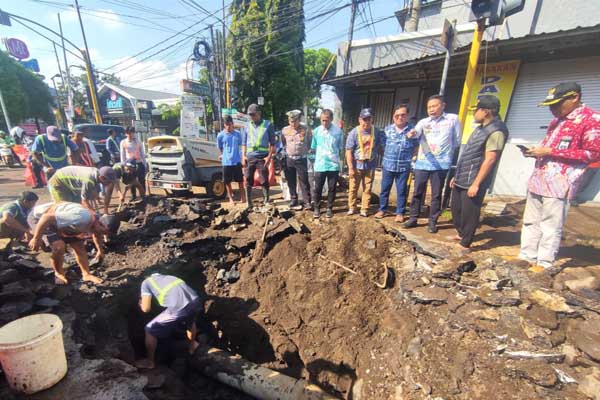 Proses penggalian pipa bocor mencapai kedalaman 2-3 meter. (rhd) - Pj Wali Kota Malang: Usia Pipa dan Kendaraan Bertonase Berat Penyebab Kebocoran di Ranugrati
