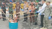Prosesi pemusnahan barang bukti hasil Operasi Pekat 2024, Polres Batu. (ist) -  Polres Batu Musnahkan Ratusan Botol Miras, Sabu dan Obat Terlarang Hasil Operasi Pekat