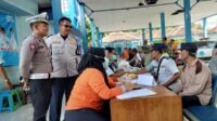 Puluhan sopir bus dan mobil penumpang umum (MPU) di Terminal Situbondo, dites urine, Kamis (4/4/2024). (Seru.co.id/aza) - Puluhan Sopir Bus dan MPU di Terminal Situbondo Lakukan Tes Urin