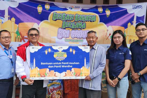 Regional CEO BRI Malang Moh. Suratin simbolis penyerahan bantuan program Berbagi Bahagia Bersama BRI Group. (ist) - Program Berbagi Bahagia, BRI Regional Office Malang Beri Bantuan 2 Panti Werdha