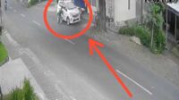Rekaman CCTV saat pelaku perampokan mencongkel pintu mobil milik korban. (ist) - Pasutri di Jember Dirampok, Pelaku Berhasil Gondol Uang 73 Juta Rupiah