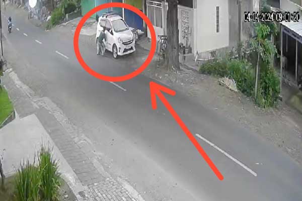 Rekaman CCTV saat pelaku perampokan mencongkel pintu mobil milik korban. (ist) - Pasutri di Jember Dirampok, Pelaku Berhasil Gondol Uang 73 Juta Rupiah