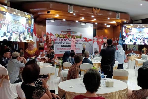 Salah satu mahasiswa asing UMM asal Vietnam menyanyikan lagu 'Tanah Airku'. (Seru.co.id/afi) - Rajut Kebersamaan, UMM Gelar Buka Bersama dengan Tokoh Agama dan Masyarakat