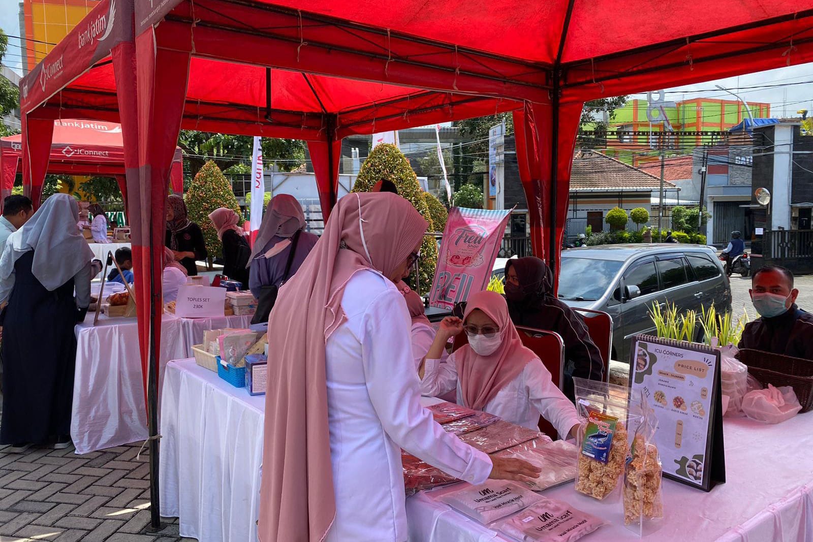 Salah satu stand Pasar Murah yang diadakan Rumah Sakit Hasta Barata Kota Batu. (ist) - Peringati HUT ke-90, RSUD Karsa Husada Gelar Operasi Pasar Murah