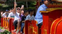 Salah satu wahana bermain di Taman Rekreasi Selecta yang sedang dinaiki pengunjung. (ist) - Pengunjung Selecta Naik 20 Persen Selama Musim Libur Lebaran