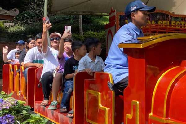 Salah satu wahana bermain di Taman Rekreasi Selecta yang sedang dinaiki pengunjung. (ist) - Pengunjung Selecta Naik 20 Persen Selama Musim Libur Lebaran