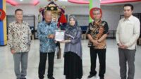 Serah terima Omikoshi kepada Dekan FIB UB. (ist) - UB Terima Omikoshi, Lambang Persahabatan Jepang Satu-Satunya di Indonesia