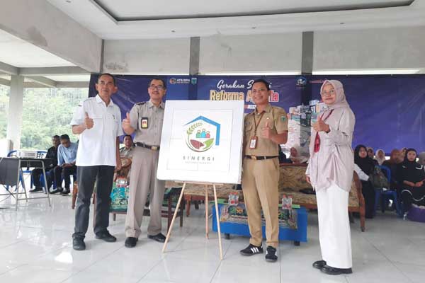 Simbolis pemasangan Puzzle Sinergi Gerakan Reformasi Agraria oleh Plt. kepala BPB Batu, Diskumperindag Batu dan Distan KP Batu. (Seru.co.id/dik) - Gerakan Sinergi Reforma Agraria di Kota Batu, Dusun Kekep Terima Bantuan Pendampingan UMKM