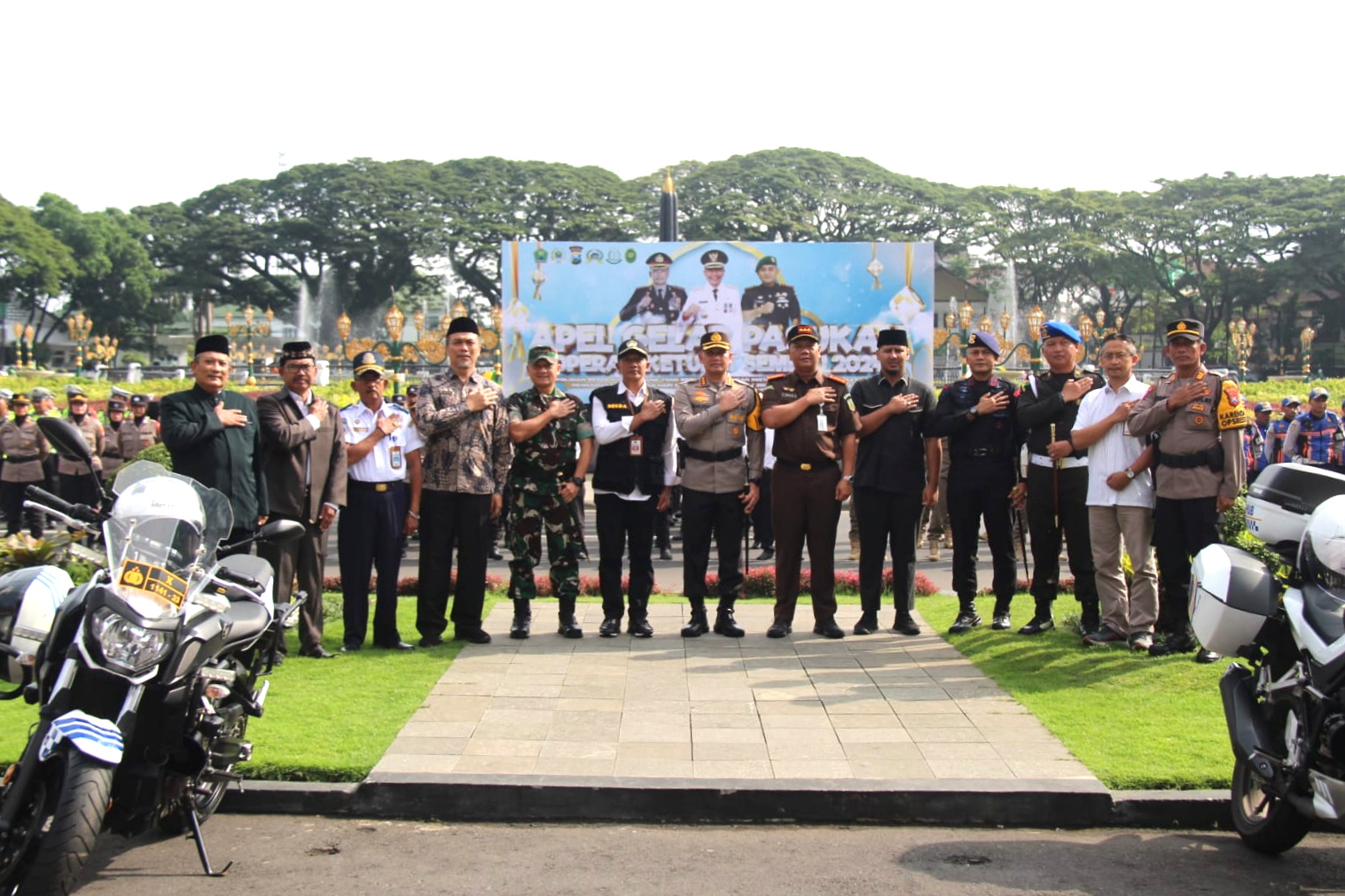 Sinergisitas TNI-Polri dengan stakeholder usai Apel Gelar Pasukan Operasi Ketupat Semeru 2024. (ist) - Kodim 0833 Kerahkan Personel Apel Gelar Pasukan Operasi Ketupat Semeru 2024