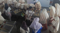 Siswa SMP Al Izzah Batu belajar praktek mberi topping pada produk roti. (Seru.co.id/dik) - Siswi SMP Al Izzah Batu Belajar jadi Pengusaha Toko Oleh-oleh