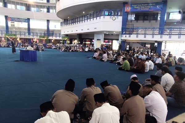Sivitas akademika Polinema menyimak tausiyah. (rhd) - Hari Pertama Kerja, Polinema Gelar Halal Bihalal