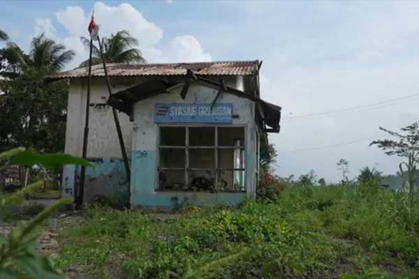 Stasiun Grujugan, salah satu stasiun non-aktif di jalur KA Kalisat-Panarukan. (Seru.co.id/amb) - Permintaan Reaktivasi Jalur Kereta Jember-Kalisat-Panarukan Mencuat, BTP Jatim Buka Suara