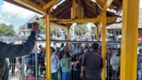 Suasana di pelabuhan Jangkar Situbondo yang dipenuhi calon penumpang tujuan pulau Raas. (Seru.co.id/aza) - Polisi Kantongi Nama Praktik Percaloan di Pelabuhan Jangkar