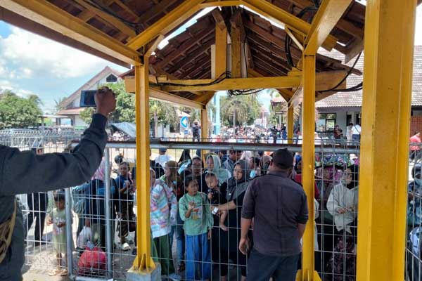 Suasana di pelabuhan Jangkar Situbondo yang dipenuhi calon penumpang tujuan pulau Raas. (Seru.co.id/aza) - Polisi Kantongi Nama Praktik Percaloan di Pelabuhan Jangkar