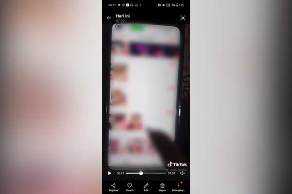 Viral video TikTok: Tampak istri bersama keluarga korban menonton akun TikTok Amel Kece yang tersebar di berbagai grup WhatsApp. (Seru.co.id/aza) - Dilaporkan ke Polisi, Gegara Mantan Pacar Sebar Video ‘Syur’ di TikTok Amel Kece