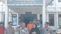 Tersangka saat diamankan di Polsek Lowokwaru. (Seru.co.id/afi) - Polsek Lowokwaru Berhasil Amankan 2 Kg Ganja, Estimasi Selamatkan 1000 Orang