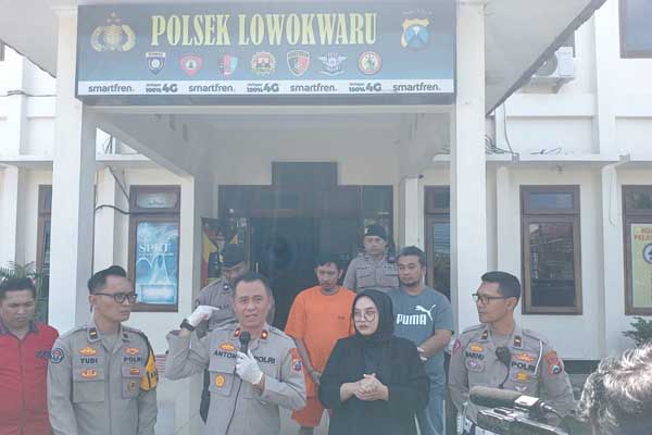 Tersangka saat diamankan di Polsek Lowokwaru. (Seru.co.id/afi) - Polsek Lowokwaru Berhasil Amankan 2 Kg Ganja, Estimasi Selamatkan 1000 Orang