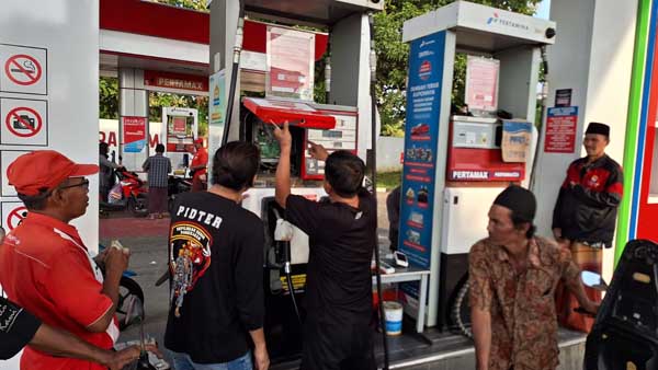 Tim Tipidter Polres Pamekasan saat melakukan pengecekan ke beberapa SPBU. (Seru.co.id/udi) - Tim Tipidter Polres Pamekasan Cek Sejumlah SPBU, Antisipasi Kelangkaan BBM Jelang Idul Fitri