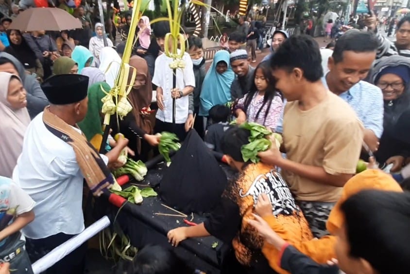 Grebeg Kupat Tumpeng Syawalan Disparta Batu Sedot Ribuan Penonton