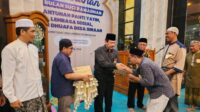 UB berbagi santunan kepada panti yatim, lembaga sosial, dhuafa desa binaan dan warga di masjid Raden Patah. (ist) - Berkah Ramadan, UB Berbagi 760 Santunan pada Lembaga Sosial, Anak Yatim dan Warga