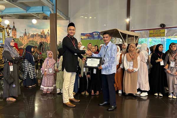 Ucapan Terima kasih dari Ketua Panitia Ngabuburit#6 kepada Manajemen Museum Angkut. (Seru.co.id/dik) - Kebahagiaan Anak Yatim Dhuafa, Nikmati Museum Angkut Gratis di Program Ngabuburit#6