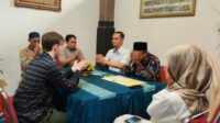 WNA asal Inggris, James, mengucapkan dua kalimat syahadat dan menjadi mualaf di Mualaf Center MRP UB. (ist) - Kesengsem Mahasiswi UB, WNA Inggris Ikhlas Masuk Islam