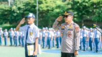 Wakapolres Batu saat menjadi Inspektur Upacara Kesadaran Nasional Sekolah di SMP dan SMA Al Izzah IIBS. (ist) - Polres Batu Berikan Pembinaan pada Upacara Kesadaran Nasional Sekolah di Al Izzah IIBS Kota Batu