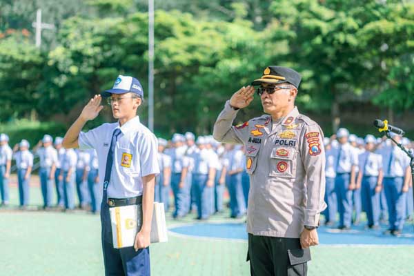 Wakapolres Batu saat menjadi Inspektur Upacara Kesadaran Nasional Sekolah di SMP dan SMA Al Izzah IIBS. (ist) - Polres Batu Berikan Pembinaan pada Upacara Kesadaran Nasional Sekolah di Al Izzah IIBS Kota Batu
