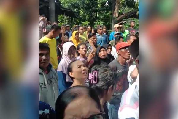 Warga Desa/Kecamatan Suboh, Kabupaten Situbondo geger mendapati pria tewas gantung diri di pohon mangga, Kamis (25/4/2024). (Seru.co.id/aza) - Diduga Depresi, Pria Asal Lumajang Gantung Diri di Situbondo