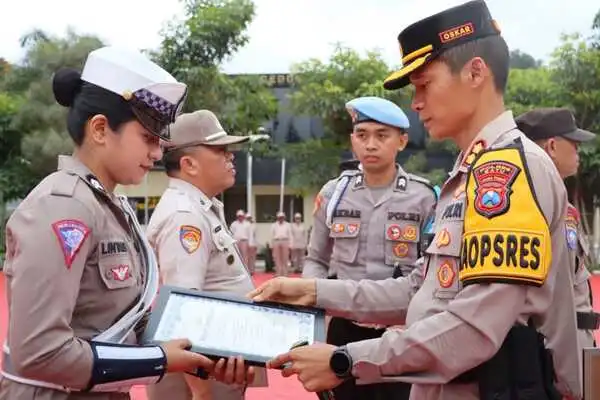 Momen Peringatan Hari Kesadaran Nasional, Polres Batu Beri Reward Anggota Berprestasi