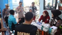 Cegah Laka Saat Arus Balik Lebaran, Kapolres Situbondo Pantau Tes Urine Sopir Pastikan Bebas Narkoba