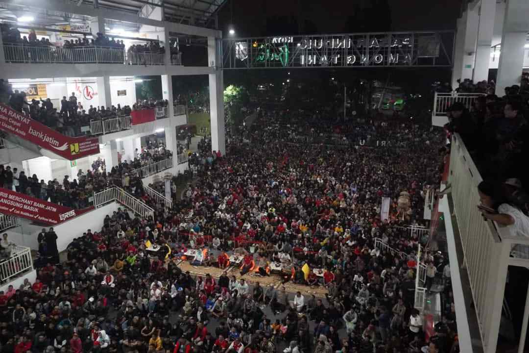 Ribuan Warga Kota Batu Nobar Semifinal Piala Asia U-23 di Pasar Induk Among Tani
