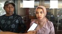 AS bersama istrinya saat diwawancarai awak media. (Seru.co.id/bro) - AS Kembali Datangi Mapolres Situbondo, Minta Pemilik Akun TikTok Amel Kece Ditahan