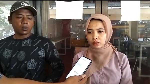 AS bersama istrinya saat diwawancarai awak media. (Seru.co.id/bro) - AS Kembali Datangi Mapolres Situbondo, Minta Pemilik Akun TikTok Amel Kece Ditahan