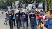 Aksi Jalan Mundur oleh Jurnalis Malang Raya, sebagai bentuk kemunduran pers atas RUU Penyiaran. (ist) - Jurnalis Malang Raya Aksi Jalan Mundur, Simbol RUU Penyiaran Kemunduran Pers