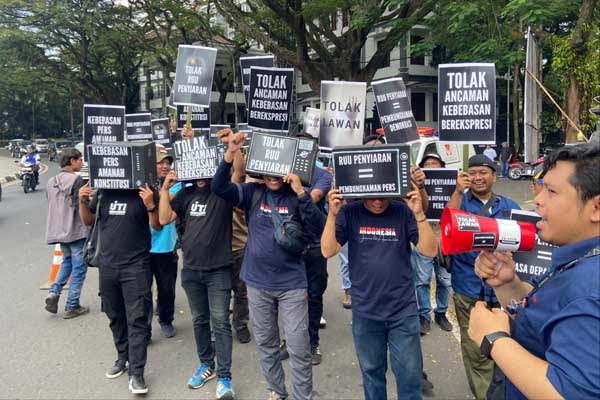 Aksi Jalan Mundur oleh Jurnalis Malang Raya, sebagai bentuk kemunduran pers atas RUU Penyiaran. (ist) - Jurnalis Malang Raya Aksi Jalan Mundur, Simbol RUU Penyiaran Kemunduran Pers