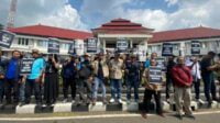 Aksi anggota PWI Malang Raya bersama organisasi lintas profesi wartawan di depan Balaikota Malang. (ist) - PWI Malang Raya Tegas Tolak Draft RUU Penyiaran