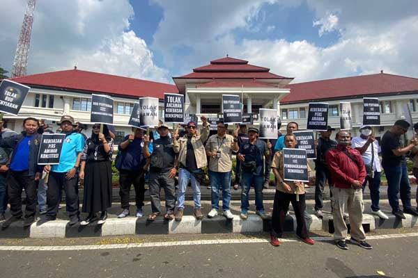 Aksi anggota PWI Malang Raya bersama organisasi lintas profesi wartawan di depan Balaikota Malang. (ist) - PWI Malang Raya Tegas Tolak Draft RUU Penyiaran